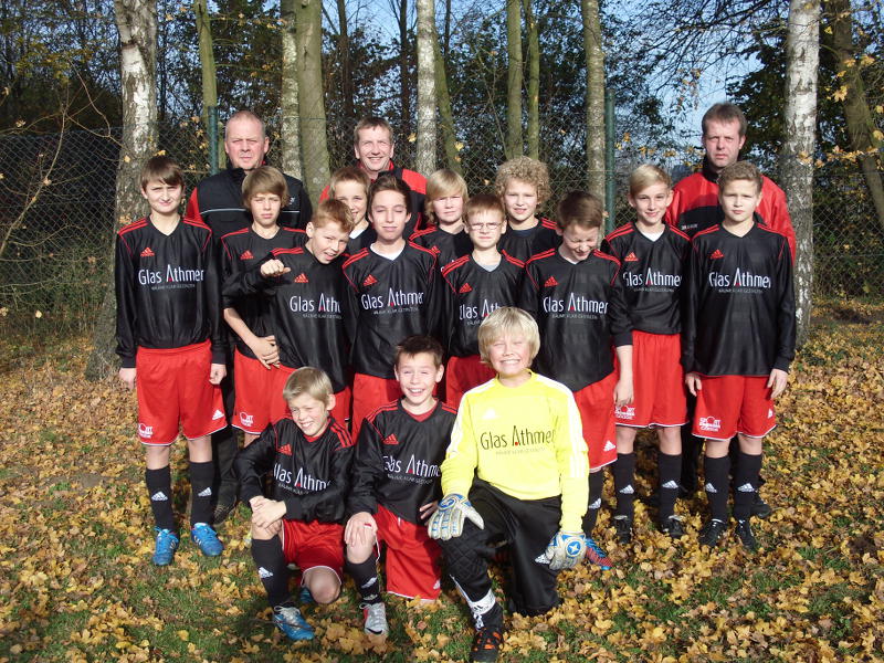 Die D1 im November 2012: (hinten von links) Trainer Jürgen Patte, Betreuer Michael Galle, Co-Trainer Ralf Schüer, (mitte von links) Lars Löchtefeld, Timon Schüer, Niklas Boll, Jens Große Daldrup, Luka Patte, Tobias Enseling, Tobias Döker, Lukasz Kijas, Simon Werschmöller, Daniel Achter, Jakub Kijas, (vorne von links) Noah Eggemann, Timo Fedders, Laurenz Galle