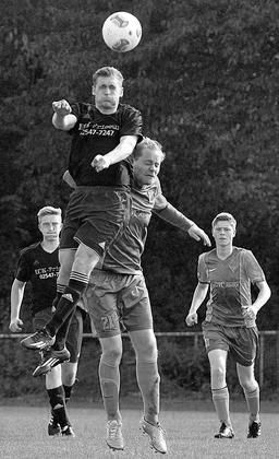 Hoch, höher, Mevenkamp: Timo Mevenkamp lässt seinen Gegenspieler alt aussehen. Fotos: uh Foto: az