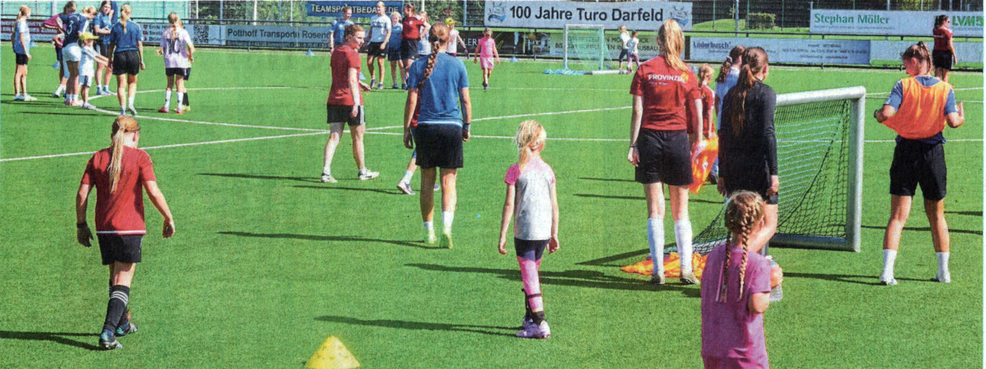 Allgemeine Zeitung Das Wochenende begann in Darfeld sportlich. Gemeinsam mit Westfalia Osterwick fand auf dem Kunstrasenplatz der Tag des Mädchenfußballs statt. Der Aktionstag sollte insbesondere die Mädchen ansprechen, die bisher noch nicht in einem Verein aktiv sind. Der Tag, der insgesamt gut besucht wurde, war zudem perfekt, um die Sportart auszuprobieren und sich eventuell dafür zu begeistern. Gerade im Rahmen der DFB-Kampagne #NichtOhneMeine-Mädels stellt der „Tag des Mädchenfußballs" eine wichtige Säule zur Gewinnung neuer Spielerinnen für die Vereine dar. Zwischen den Trainingseinheiten konnte sich mit Kaffee und Kuchen oder einer Stadion-wurst gestärkt werden. Auch die Tattoostation mit den wieder entfernbaren Tattoos mit Fußballmotiven kam bei den Mädchen gut an. Am Sonntag stand an gleicher Stelle der Turo-Familienzauber auf dem Programm, der ein vielfältiges Programm bot.