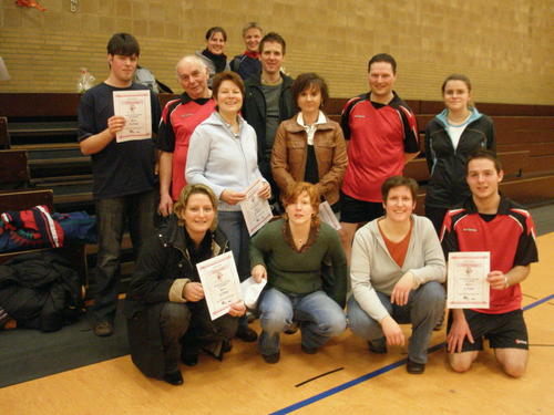 Die Osterwicker Teilnehmerinnen und Teilnehmer am 1. Badmintonturnier in Gescher .