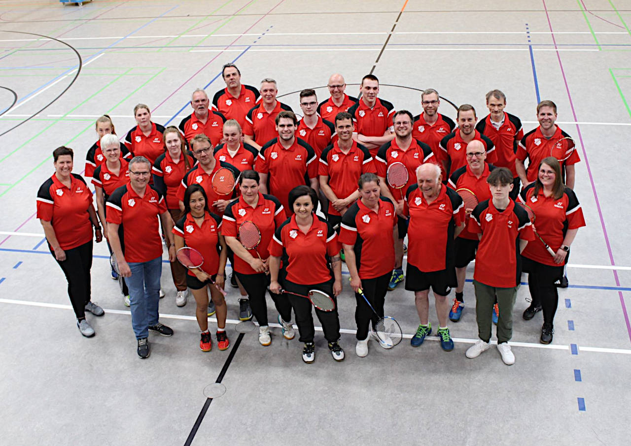 Passend zum 100.-jährigen Jubiläum der Westfalia haben sich die Mitglieder der Badmintonabteilung neue Trikots gegönnt.Nun leuchten die Spieler:innen wieder in ihren roten Hemden und machen eine gute Figur bei ihren Hobby-Turnieren.