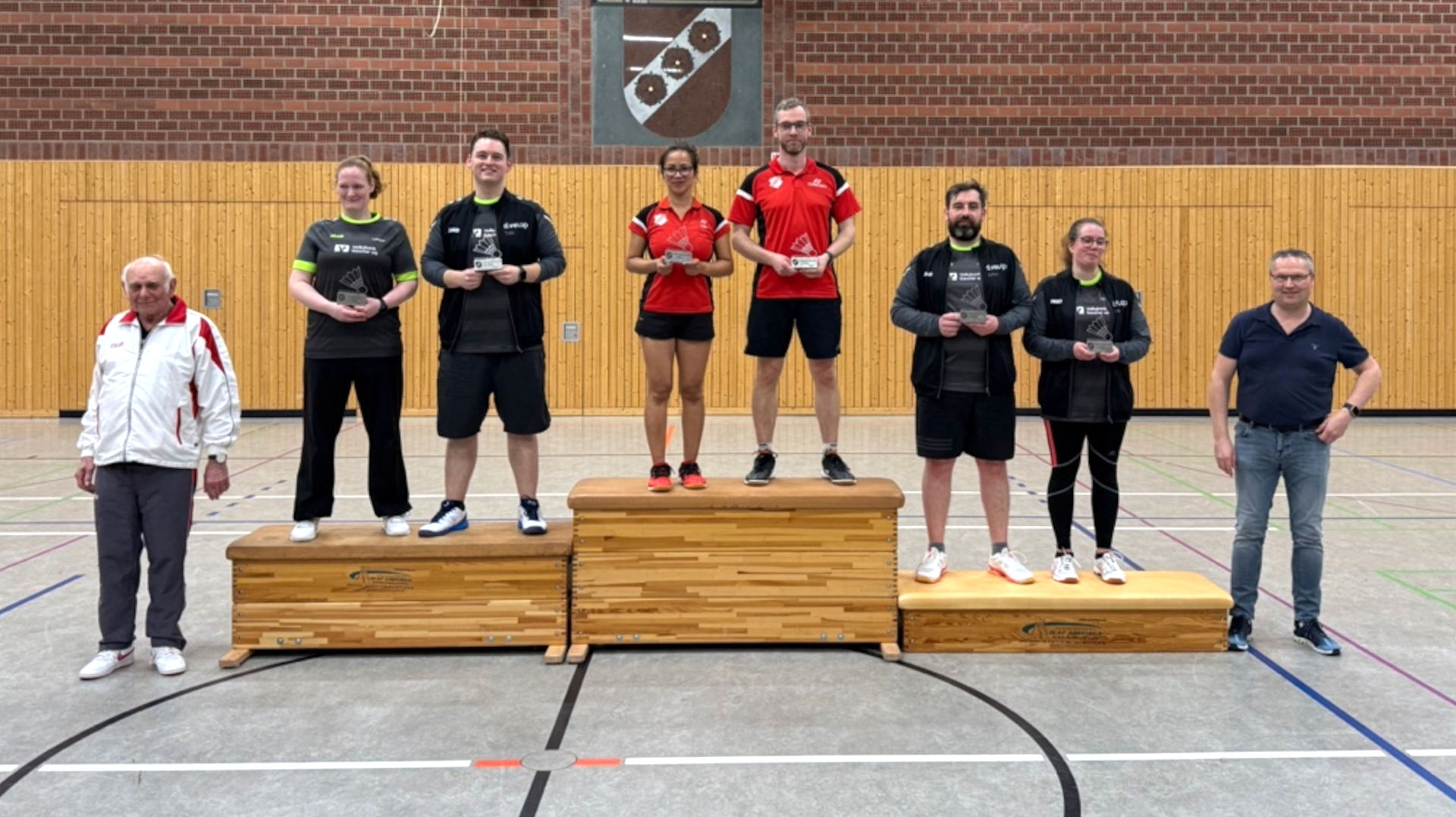 Die Erstplatzierten beim Mitternachtsturnier auf dem Podest (von links): Larissa Bühren Walterskötter/ Tobias Wellkamp (Zweitpatzierte), Lou Kemler/ Christoph Völker (Turniersieger), Julian Brands/ Sophia Brands (Drittplatzierte), im Bild mit Willi Isfort und Torsten Merschformann (Turnierleitung). Quelle: westfaiia Osterwick