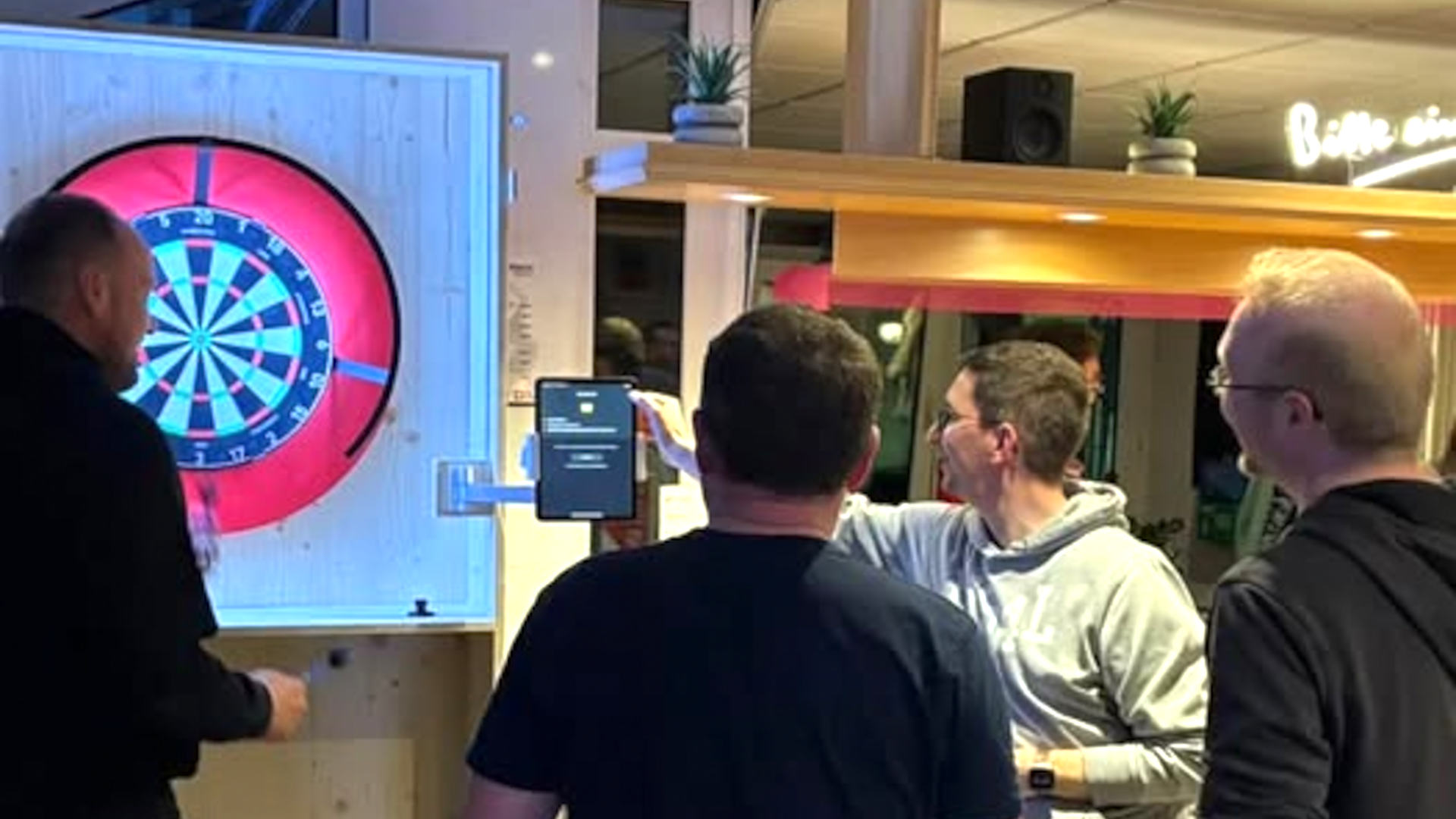 Gründonnerstag fand das erste Schnuppertraining bei unserer neu gegründeten Dart-Abteilung statt.