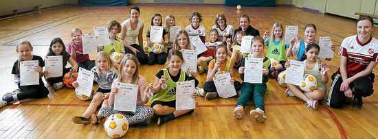 Stolz auf ihre Urkunden sind die Osterwicker Grundschülerinnen, die am Mädchenfußballtag von Westfalia Osterwick teilgenommen haben. Foto: Manuela Reher
