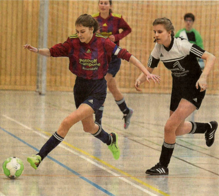Nur schwer zu stoppen: Marie Büning (links) erzielte in der Halle zwei Treffer für die C-Juniorinnen der JSG Osterwick/Darfeld. Foto: Frank Wittenberg