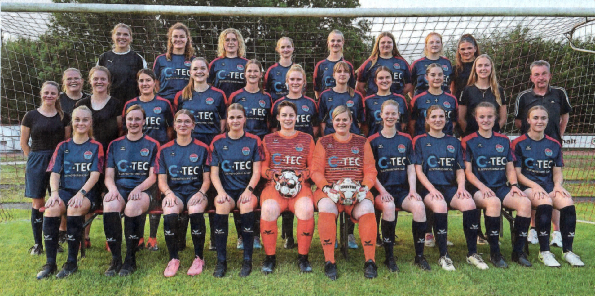 Neue Mannschaft, neue Trikots: In der von der C-Tec Elektrotechnik GmbH gesponserten Garnitur geht die neuformierte SG Osterwick/Darfeld II in den Spielbetrieb. Die Spielerinnen sowie beide Vereine bedanken sich bei dem Unternehmen, besonders bei Geschäftsführer Georg Hörnemann, für die großzügige Unterstützung. Oben von links: Alicia Eismann, Mette Büning, Muriel Günther, Ann-Kathrin Jost, Lisa Bergmann, Katrin Hölscher, Tanja Belosub, Jolyne Köhne; Mitte von links: Laura Gövert, Pia Hörnemann (Trainerin), Lena Hölscher, Marie Haverkock, Malena Reidegeld, Jana Riermann, Luisa Wolfert, Marlene Reckers, Marie Schräder, Greta Schumacher, Anna Gloe, Markus Schmidt (Trainer); vorne von links: Julia Kortendick, Johanna Sengenhorst, Chiara Thoms, Leonie Janning, Sophia Nienhaus, Nathalie Bruns (Torwarttrainerin), Klara Mensing, Jona Parthe, Katharina Möllmann, Linda Thoms; es fehlen: Freya Gövert, Dagmar Niewind, Lisa Heilkenbrinker, Laura Fleige (Torwarttrainerin), Maike Fleige, Hannah Knipper, Carina Weber, Fiona Schwerma, Raphaela Beßler, Elisabeth Sicking. Foto: westfalia Osterwick