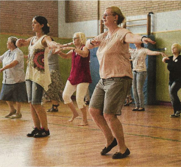 Tanz-Fitness als Mitmachprogramm bot Klaudia Müller und viele Besucher stiegen spontan ein. Auch die Zumba-Jugendlichen präsentierten sich später.