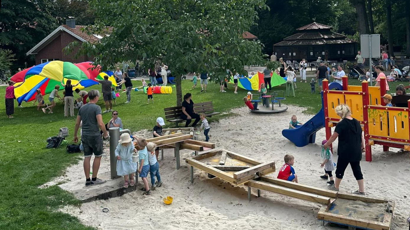 Bunte Schwungtücher, lachende Kinder im Sand, Kletter-Abenteuer und strahlendes Sommerwetter. Unser Sport im Park war ein echtes Highlight für über 100 Besucher:innen.