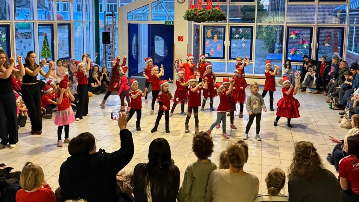Volles Haus mit weihnachtlichen Tänzen von den Westfalia Kindergruppen.