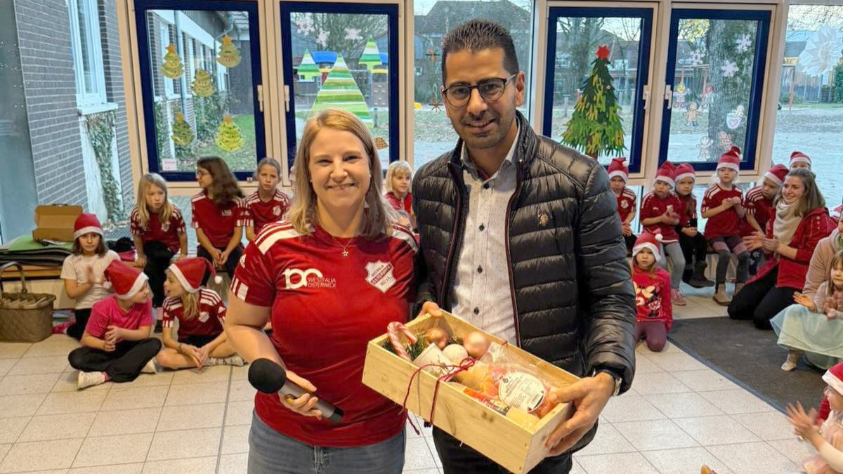 Abteilungsleiterin Monique Kramer bedankt sich beim Regionalleiter Arkin Eryilmaz von der Sparkasse Westmünsterland für die Spende.