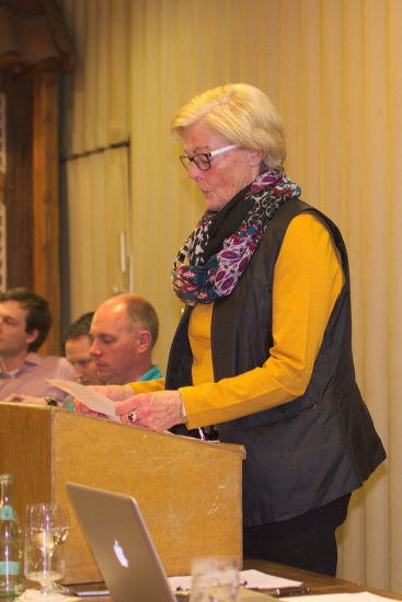Agnes Gentes trägt den Bericht der Breitensportabteilung vor. 