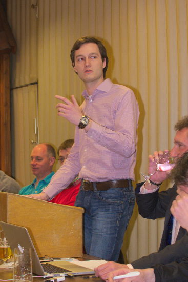 Daniel Kramer beim Bericht über den Seniorenfußball