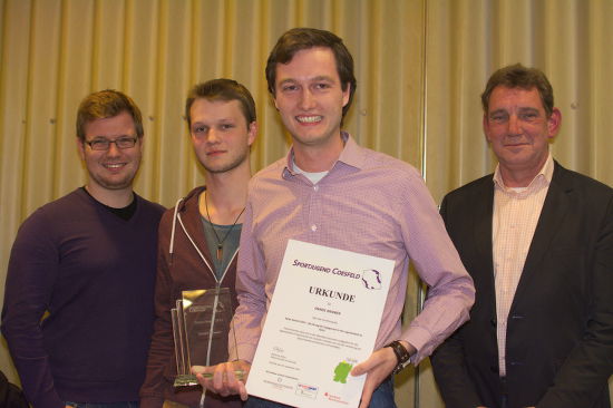 Offizielle Ehrung von Daniel Kramer durch Jean Niklas Mager und Jonas Hallekamp von der Sportjugend im KSB Coesfeld
