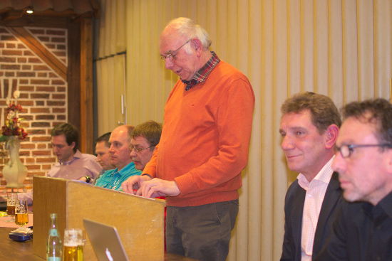 Willi Isfort trägt für Thorsten Merschformann den Bericht der Badmintonabteilung vor.