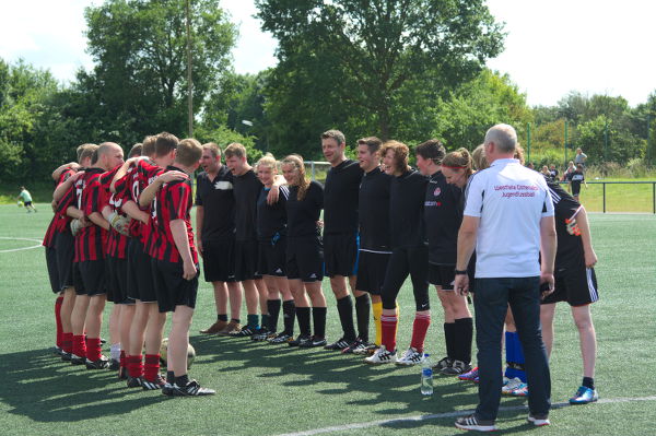 Die Dorfbauerschaft begrüßt klangvoll ihre Gegner.