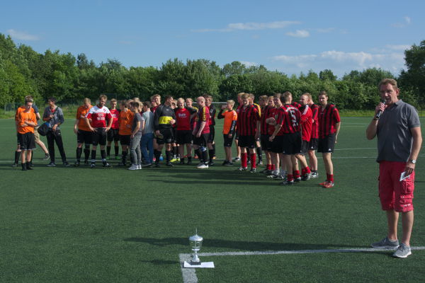 Dieter Wilger ruft alle Finalisten zur Siegerehrung auf den Platz.