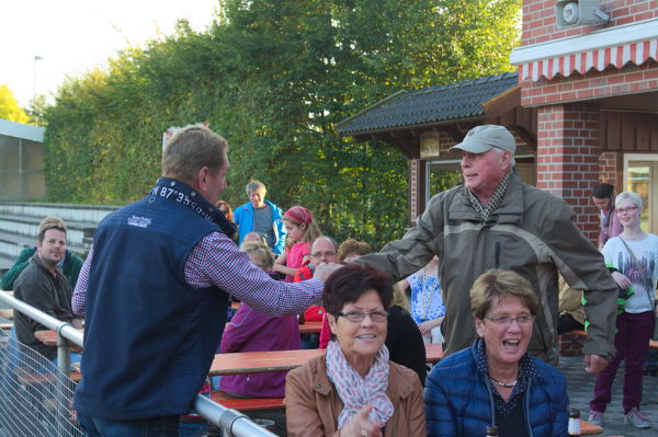 Gratulation für den ältesten Teilnehmer der Tour: Bernhard Hambrügge.