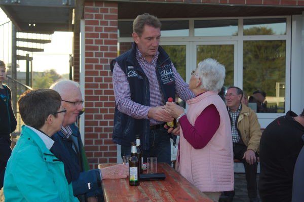 Westfalia Vorsitzender Dieter Wilger ehrt die älteste Teilnehmerin Hilde Feldkamp.