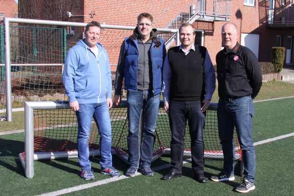 Beim Sponsoren Frühstück fand sich auch kurz Zeit für die offizielle Übergabe der Minitore. Antonius Melchers von der Barbara Apotheke unterstützte schon im vergangenen Jahr die Jugendfußball-Abteilung. Von Links nach Rechts: Jürgen Boll, Antonius Melchers, Carlo Börnhorst und Jürgen Patte