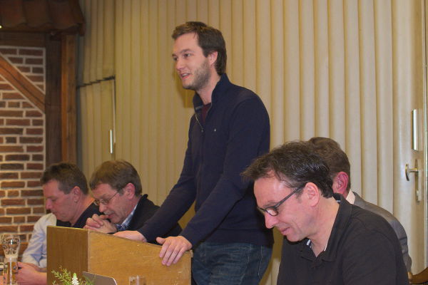 Daniel Kramer bei seinem Bericht über den Seniorenfußball. Besonders erfolgreich war die Erste am Ende der Saison 2014/15 mit dem hart umkämpften Aufstieg in die Bezirksliga mit Spielen alle 48 Stunden.