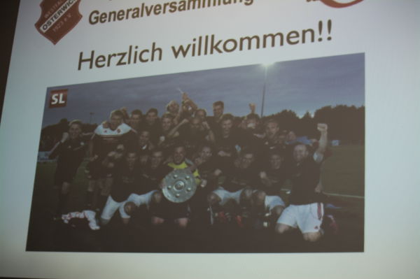 Nicht das traditionelle Traktorkennzeichen. Sondern das Aufstiegsbild der Ersten Mannschaft begrüßt die Anwesenden in diesem Jahr.