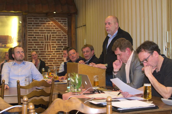 Klaus-Dieter Everding konnte über gute sportliche Aktivitäten der Tennisabteilung berichten. Am Ende fand er aber auch mahnende Worte. Die Tennisabteilung ist im Moment wegen des Mitgliederschwundes im Bestand gefährdet.