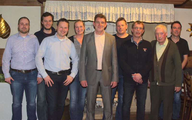 Starten mit Volldampf ins neue Vereinsjahr – die Mitglieder des Vorstandes von Westfalia Osterwick: (v.l.) Carlo Börnhorst, Daniel Kramer, Thorsten Merschformann, Klaudia Müller (2. Vorsitzende), Dieter Wilger (1. Vorsitzender), Jürgen Boll, Bernhard Wensing (Kassierer), Ewald Belker (Ehrenvorsitzender) und Peter Fedders (Geschäftsführer). Es fehlt Eike Nonhoff (2. Vorsitzender). Foto: az