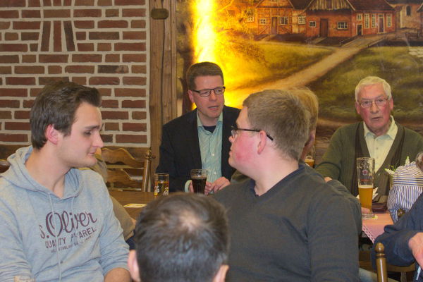 Leider kann uns der anwesende Bürgermeister keine 'blühenden' Zeiten für die großen Sportvereine nennen. Das Geld bei der Gemeinde Rosendahl ist knapp und muss gleichmäßig an alle verteilt werden.