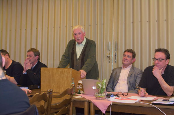 Der Ehrenvorsitzende Ewald Belker übernimmt die Versammlungsleitung, da der Erste Vorsitzende Dieter Wilger zur Wahl steht.