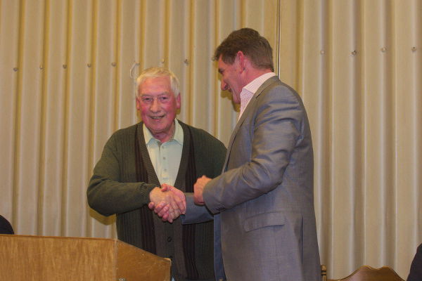 Der Ehrenvorsitzende bescheinigt Dieter Wilger gute Arbeit und schlägt ihn zur Wiederwahl vor. Einstimmig wird der Vorschlag bestätigt.