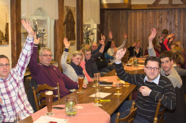 Auch die vier Beisitzer werden am Block einstimmig wiedergewählt.