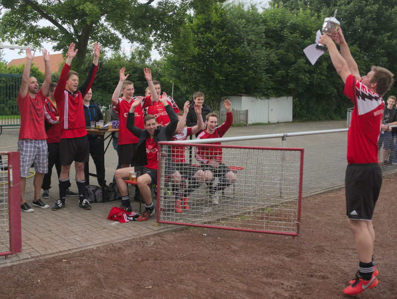 Die Mannschaft von Ächter de Post verewigt sich beim Osterwicker Nachbarschaftsturnier zum dritten Mal auf dem Dorfpokal. Im Finale musste sich erneut Wellenort geschlagen geben und mit dem Platz zwei begnügen.