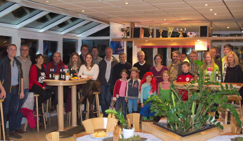 (v.l.) Ludger Paschert, Andreas Büning, Ariane u. Klaus Fischer, Sandra Wirtz, Dieter Wilger (1. Vorsitzender Westfalia Osterwick), Mona Paschert, Michael Galle, Manfred Eggemann, Hubert Farwick, Antonia Laukamp, Anne Blakert, Manfred Fleige, Judith Blakert, Eva Bartholomäus, Elisabeth Laukamp, Hermann Benning, Bernhard Wensing (Hauptkassierer Westfalia Osterwick), Nikas Wünsch, Wolfgang Hülsken, Johanna Galle, Dieter u. Simon Raudzus, Mechthild Galle. Es fehlen: Familie Grüner/Waltering, Dieter Kielmann, Georg Leifeld, Ingo und Tom Sundermann, Anton Büning, Johannes Sicking.