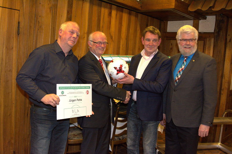Jürgen Patte erhält von Willy Westphal, Dieter Wilger und Hubertus Söller (v.l.) bei der Generalversammlung von Westfalia Osterwick eine einjährige Mitgliedschaft im "Club100" des Deutschen Fußballbundes