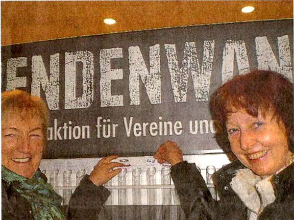 Aktion im Edeka-Markt in Osterwick läuft 13 Wochen / Startschuss am Montag Maria Rottmann (I.) und Maria Kramer testen schon einmal den Einwurf von Münzen. Fotos: Marianne Kernebeck Aktion im Edeka-Markt in Osterwick läuft 13 Wochen / Startschuss am Montag Maria Rottmann (I.) und Maria Kramer testen schon einmal den Einwurf von Münzen. Fotos: Marianne Kernebeck