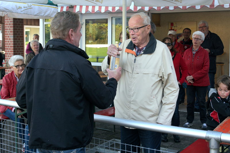 Ehrung für den ältesten Teilnehmer: Josef Denkler (rechts) erhält ein Präsent von Dieter Wilger. Foto: Ingo Röschenkemper
