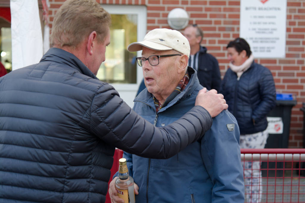 Präsent für den ältesten Teilnehmer: Josef Denkler (84) aus der Nachbarschaft Wellenort. Fotos: Ingo Röschenkemper