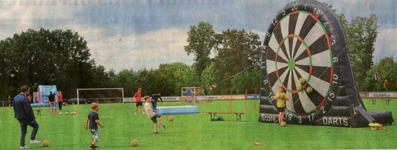 Ein Highlight beim Jugendaktionstag von Westfalia Osterwick am Samstagnachmittag ist die riesige Fußballdart-Scheibe, bei der Klein und Groß Punkte sammeln können.    Fotos heg