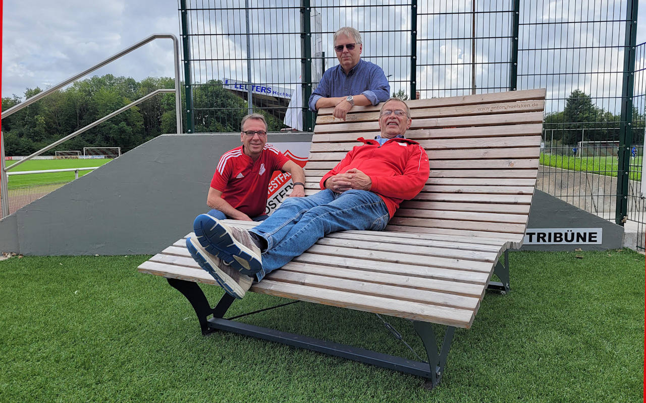 Unser Geschäftsführer Peter Fedders (links) und "Vereinswirt" Bernhard Wensing prüften schon einmal zusammen mit Wolfgang Hülsken die Entspannungsfähigkeiten dieser großen Liege.