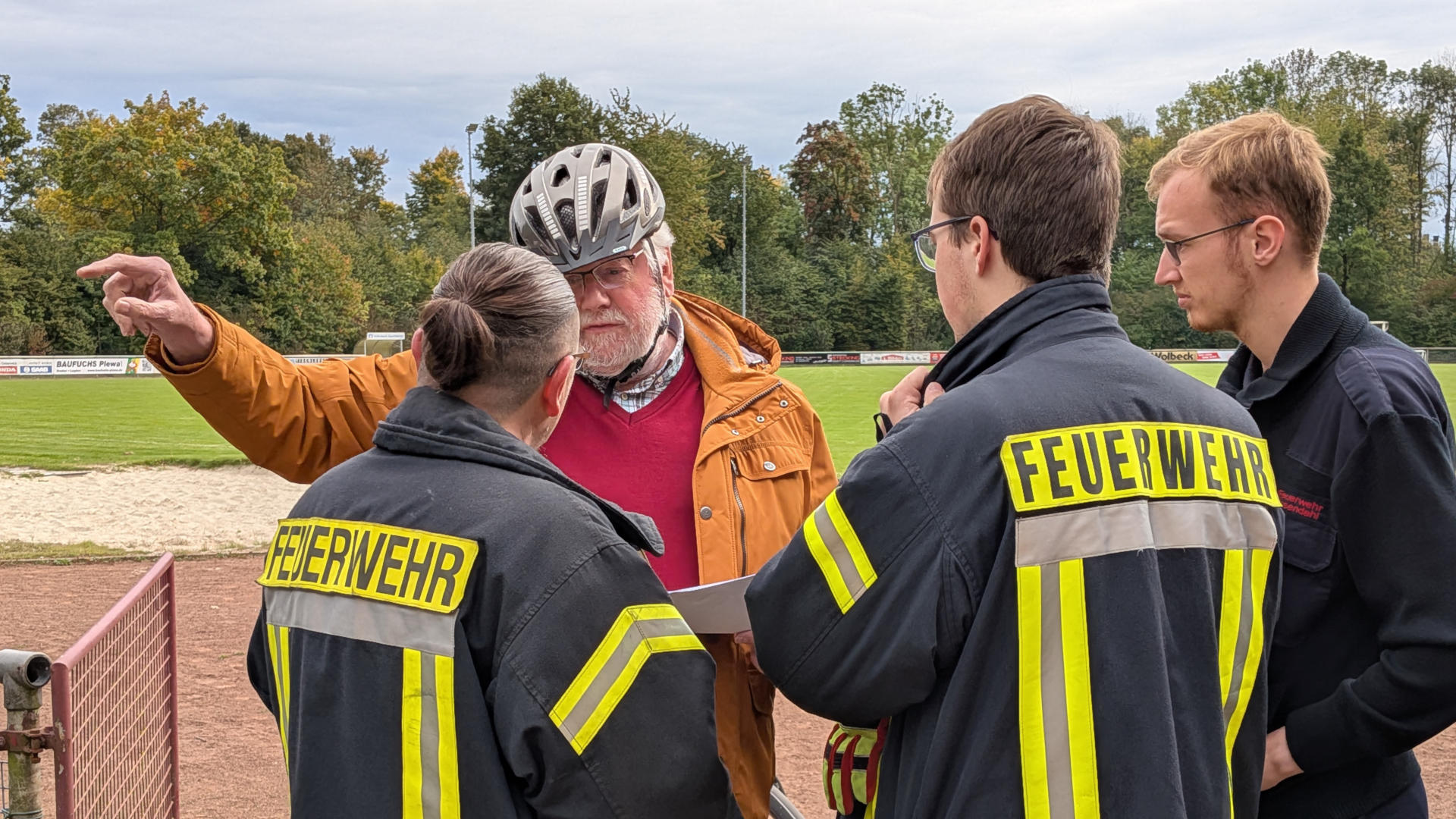 Hubertus Söller bespricht mit der Freiwilligen Feuerwehr Löschzug Osterwick die von ihm geplante Strecke.