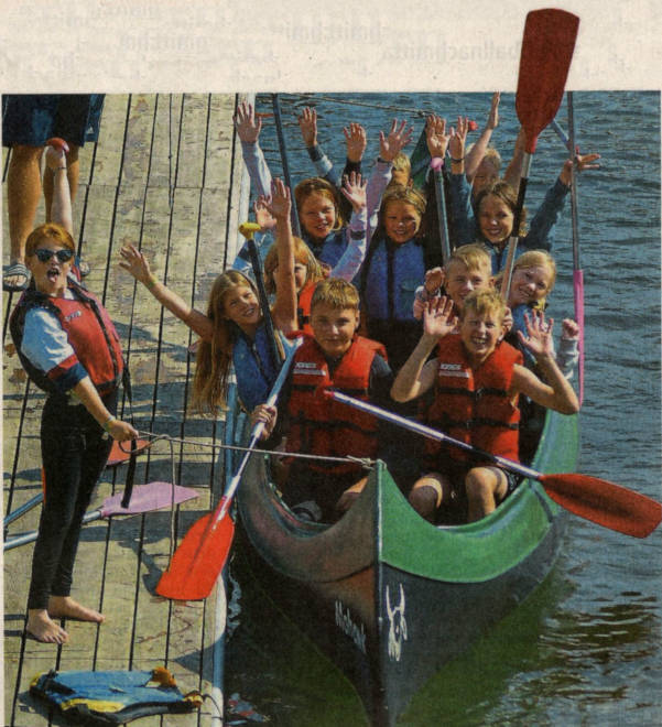 Gleich am ersten Tag des Ferienlagers ging es ins kühle Nass: Die Kinder und Jugendlichen probierten sich im Kanu, Kajak oder beim Stand-Up-Paddling.