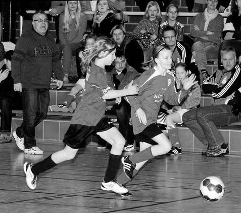 Hallenfußball vor großer Kulisse: Auch die Mädchen sind gefordert, wenn Westfalia Osterwick zum ersten Turnierwochenende bittet. Foto: Frank Wittenberg