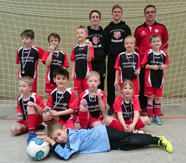 vorne liegend: Kamil Popinski 2. Reihe von links: Paul Döking, Finn Borgmann, Laurenz Wolfert, Samantha Scheffler 3. Reihe von links: Ole Mussinghoff, Ole Deitert, Leon Wies, Theo Leifeld, Henry Hambrügge (es fehlt: Fabio Schulze Averdiek) 4. Reihe von links: Trainerteam Simon Werschmöller, Leon Eggemann, Manuel Borgmann (es fehlt: Leon Thiemann)  