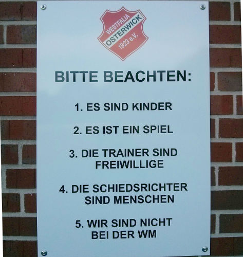 Neue Hinweistafel im Stadion