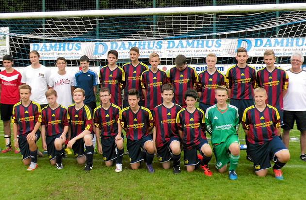 Die JSG Darfeld/Osterwick spielt eine starke Saison: hinten von links: Bartosz Czerwonka, Trainer Pascal Krotoszynski, Niklas Averesch, Andre Faulhaber, Nils Mußinghoff, Lars Löchtefeld, Daniel Achter, Leo Thomes, Jannik Konert, Tobias Büning, Mats Volmer, Betreuer Manfred Fleige; vorn von links: Jens Große Daldrup, Lorenz Köning, Tobias Enseling, Marcel Lembeck, Markus Borowoj, Michael Schubert, Henrik Fleige, Julian Wensky, Max Kerkeling. Es fehlen: Jonathan Huesmann, Daniel Pasker, Max Leivermann, Lennart Schotte, Marco Kloß Foto: az