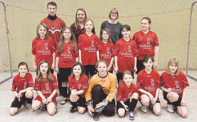 Immerhin zwei Unentschieden schaffte die U 11 von Westfalia Osterwick beim eigenen Hallenturnier: (hinten von links) die Trainer André Kerkhoff, Hannah Knipper und Sarah Hauling; Mitte von links: Lara Benning, Adriana di Blasi, Lisa Kerkhoff, Wiebke Roggenkämper, Wenke Roggenkämper, Finja Faross; unten von links: Mila van Lochum, Greta Schumacher, Michelle Brockhoff, Marie Woltering, Lena Kerkhoff, Jasmin Lembeck, Marlene Reckers. Foto: Frank Wittenberg