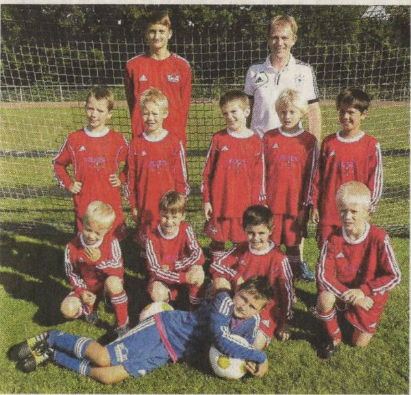 Hinten von links: Trainer Lars Löchtefeld , Trainer Stefan Kersting; Mitte von links: Louis Graute, Leon Wies, Henry Klein, Lasse Wilkes, Jannis Krella; vorn von links: Matt Gröning, Jason Funkner, Finn Borgmann, Marc Kersting; liegend : Can Savas. Es fehlt: Maximilian Scheffler.