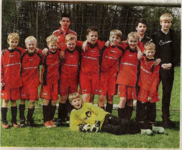 Zum Team gehören: (oben von links) Trainer Sven Thiäner, Trainer Luca Thiäner, Trainer Jens Roesmann; Mitte von links: Bastian Kleining, Sven Leivermann, Jannik Hagen, Tim Schulze Specking, Tom Gloe, Jannik Sattler, Luca Tembrockhaus , Max Schürhoff; vorne liegend: Roman Vörding. Es fehlen: Noah Stehr und Steffen Eggemann