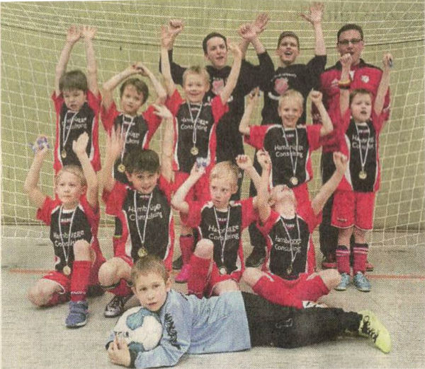 Das erfolgreiche Team aus Osterwick: oben von links: Betreuer Simon Werschmöller, Leon Eggemann, Trainer Manuel Borg-mann; Mitte von links: Ole Mussinghoff, Ole Deitert, Leon Wies, Theo Leifelt, Henry Hambrügge; unten von links: Paul Döking, Finn Borgmann, Laurenz Wolfert, Samatha Scheffler; liegend: Kamil Popinski. Es fehlt: Fabio Schulze-Averdiek.