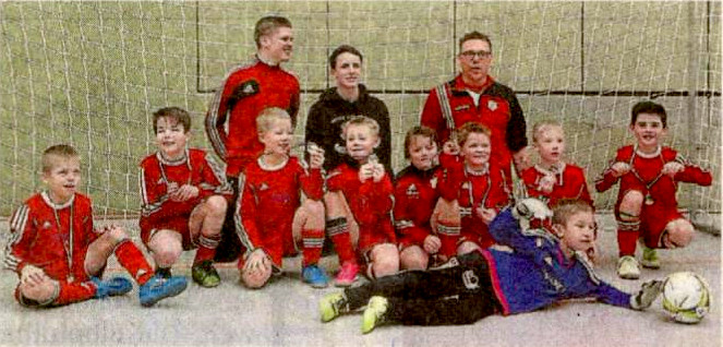 Turniersieger in Darfeld wurde die F I von Westfalia Osterwick: hinten von links: Leon Eggemann, Simon Werschmöller, Manuel Borgmann; vorn von links: Fabio Schulze-Averdieck, Ole Mussinghof, Paul Döcking, Leon Wies, Ole Deitert, Henry Hambrügge, Laurenz Wolfert, Finn Borgmann; liegend: Kamil Popinski.